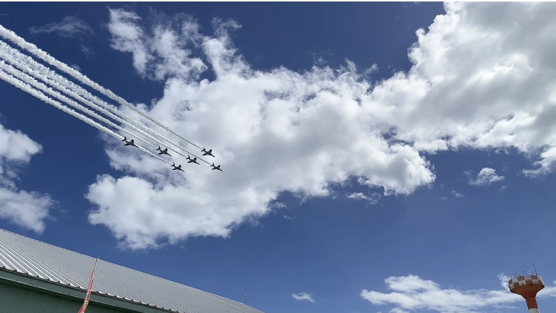 空を飛ぶブルーインパルス