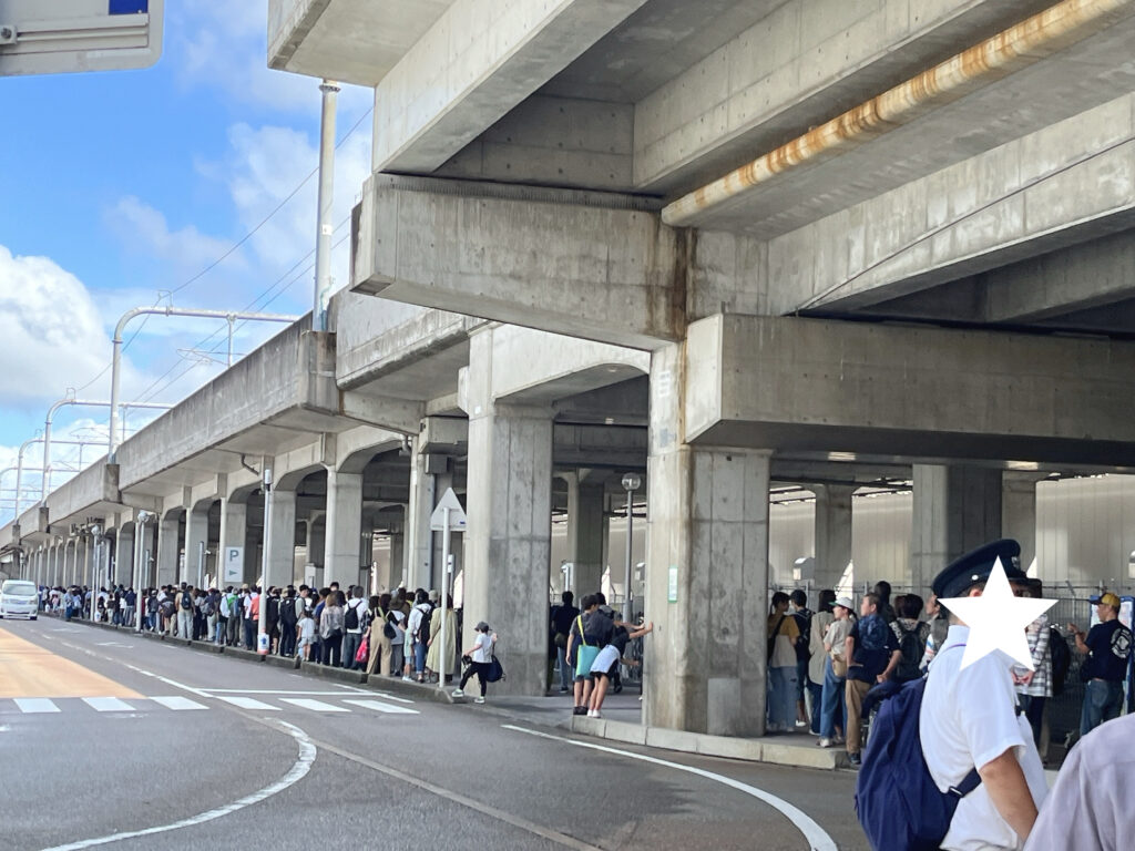 航空祭のシャトルバスに長蛇の列